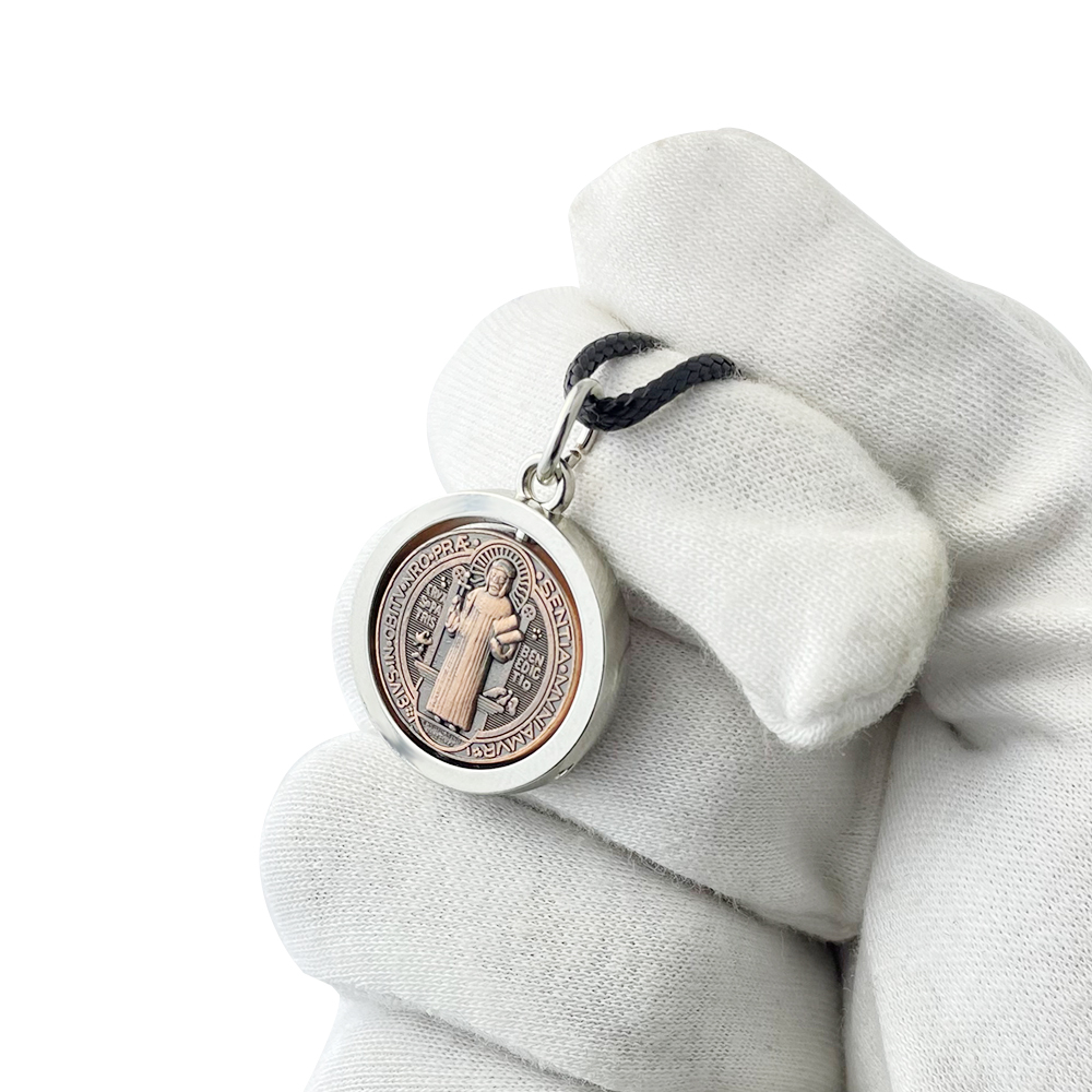 Nouveau collier médaille Saint - Jewelry & Watches Ltd avis et prix