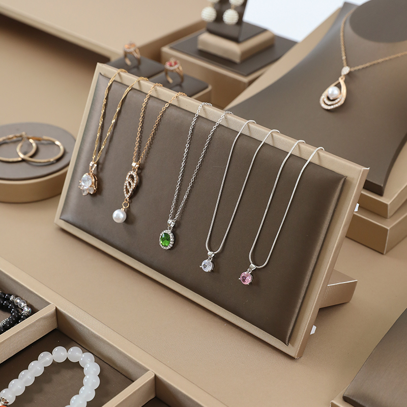 Présentoir de bracelets en cui - Jewelry And Watches Exhibition avis et prix