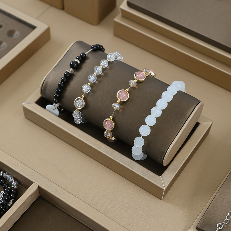 Présentoir de bracelets en cui - Jewelry And Watches Exhibition avis et prix